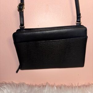 Sleek Black Leather Crossbody Bag with Zipper Closure